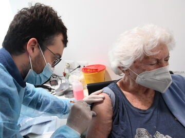 Imagen de archivo de una persona recibiendo una vacuna