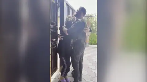 Soldado ucraniano se reencuentra con su madre tras dos meses sin verla Soldado ucraniano se reencuentra con su madre tras dos meses sin verla