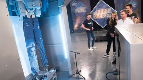 "¡Venga ya!": 'El Hormiguero 3.0' sorprende a Lola Índigo con unos pantalones customizados "¡Venga ya!": 'El Hormiguero 3.0' sorprende a Lola Índigo con unos pantalones customizados