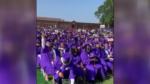 Así reaccionaron los estudiantes universitarios al enterarse de que un donante anónimo saldaba sus deudas Así reaccionaron los estudiantes universitarios al enterarse de que un donante anónimo saldaba sus deudas