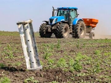 Militares rusos roban 27 vehículos agrícolas en Ucrania y el propietario los geolocaliza y bloquea remotamente