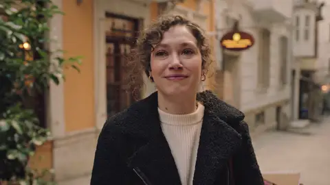 La emotiva despedida de Rüya de todos los vecinos del edificio: "Os quiero mucho” La emotiva despedida de Rüya de todos los vecinos del edificio: "Os quiero mucho”