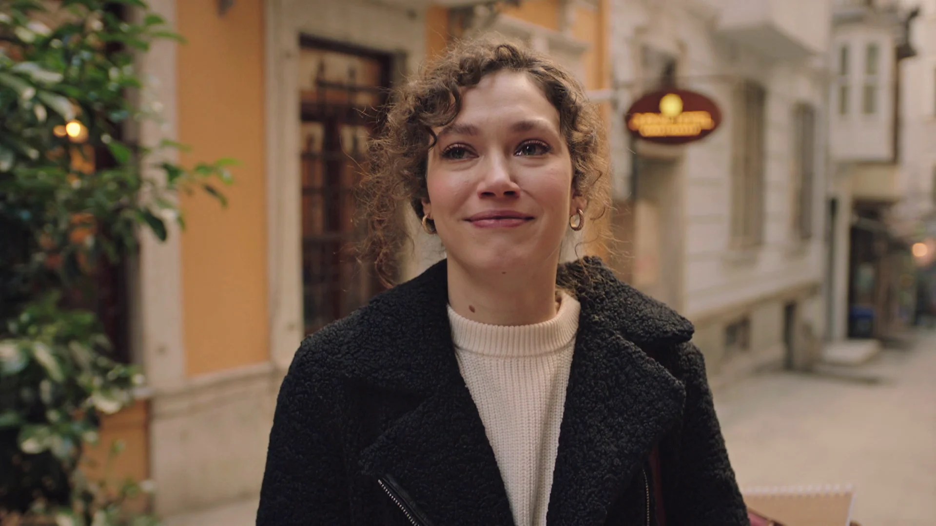 La emotiva despedida de Rüya de todos los vecinos del edificio: "Os quiero mucho” La emotiva despedida de Rüya de todos los vecinos del edificio: "Os quiero mucho”