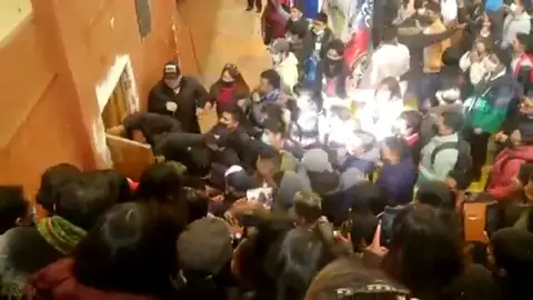 Una avalancha humana deja al menos cuatro estudiantes muertos en Bolivia y más de 70 heridos Una avalancha humana deja al menos cuatro estudiantes muertos en Bolivia y más de 70 heridos