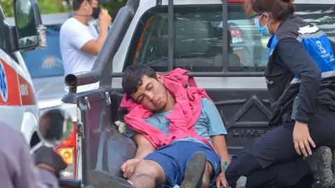 Un preso herido es atendido hoy en los alrededores de la cárcel de Santo Domingo Un preso herido es atendido hoy en los alrededores de la cárcel de Santo Domingo