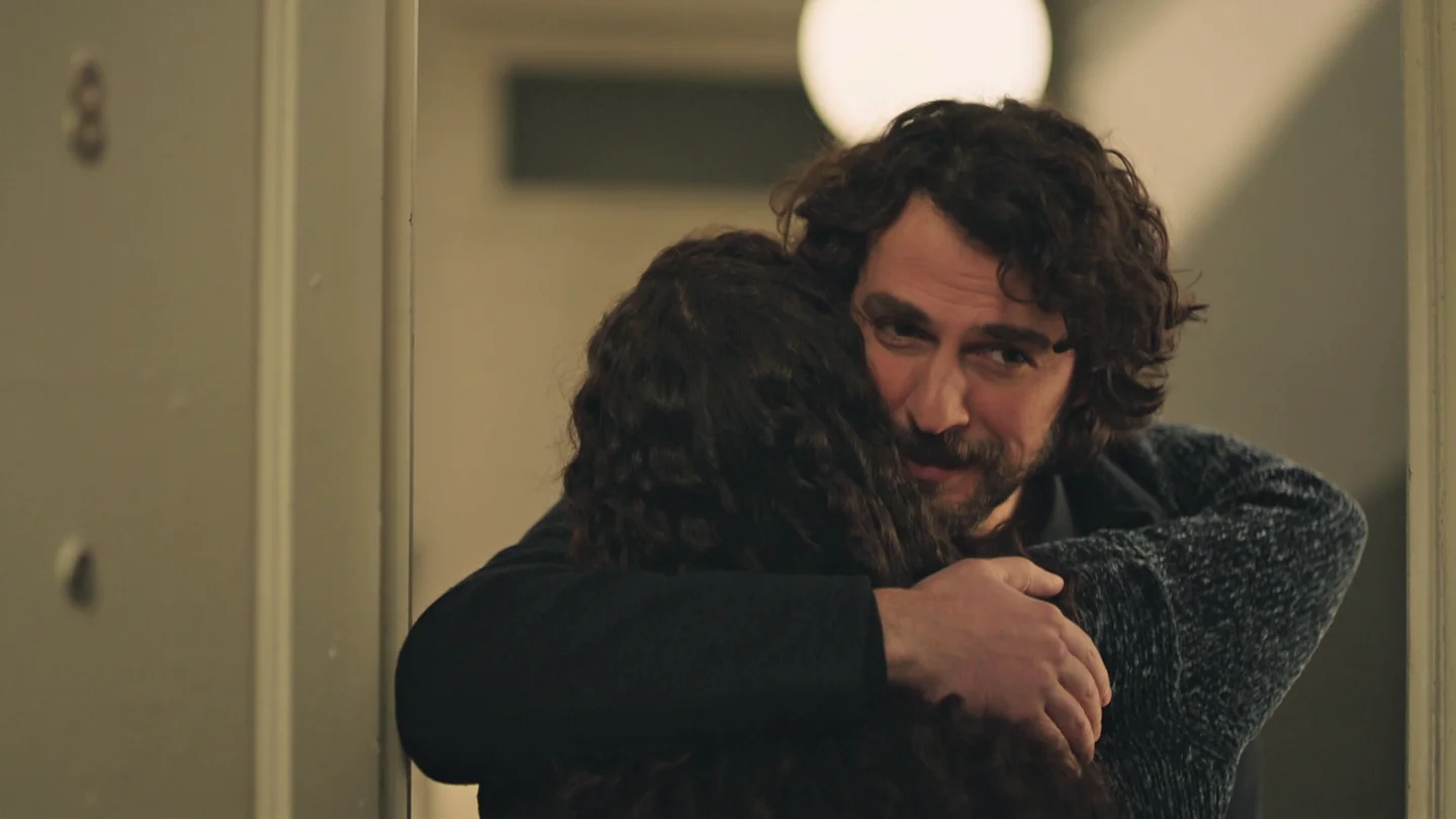 Rüya se marcha del edificio y se despide para siempre de Han: "Lo único que quiero es que seas feliz" Rüya se marcha del edificio y se despide para siempre de Han: "Lo único que quiero es que seas feliz"