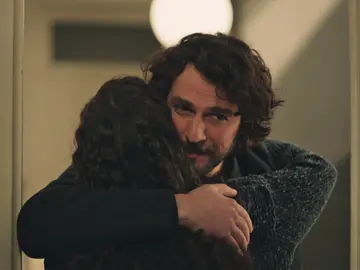 Rüya se marcha del edificio y se despide para siempre de Han: "Lo único que quiero es que seas feliz" Rüya se marcha del edificio y se despide para siempre de Han: "Lo único que quiero es que seas feliz"