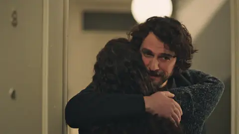 Rüya se marcha del edificio y se despide para siempre de Han: "Lo único que quiero es que seas feliz" Rüya se marcha del edificio y se despide para siempre de Han: "Lo único que quiero es que seas feliz"