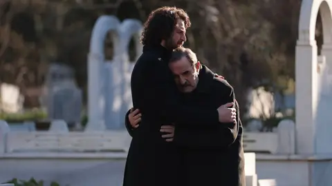 Hikmet, desconsolado al ser consciente de la realidad: "Mi hijo Ömer está muerto" Hikmet, desconsolado al ser consciente de la realidad: "Mi hijo Ömer está muerto"