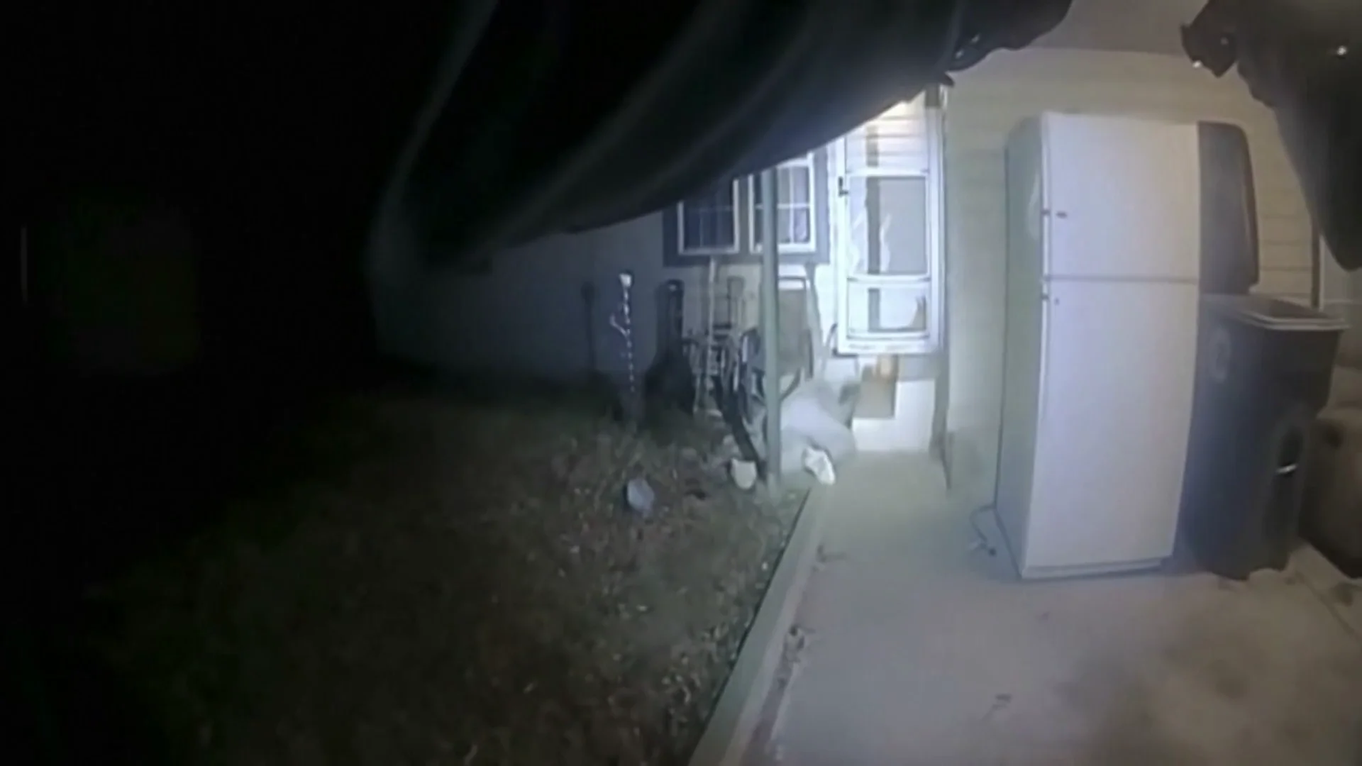 Policía americano dispara 11 veces a hombre negro Policía americano dispara 11 veces a hombre negro