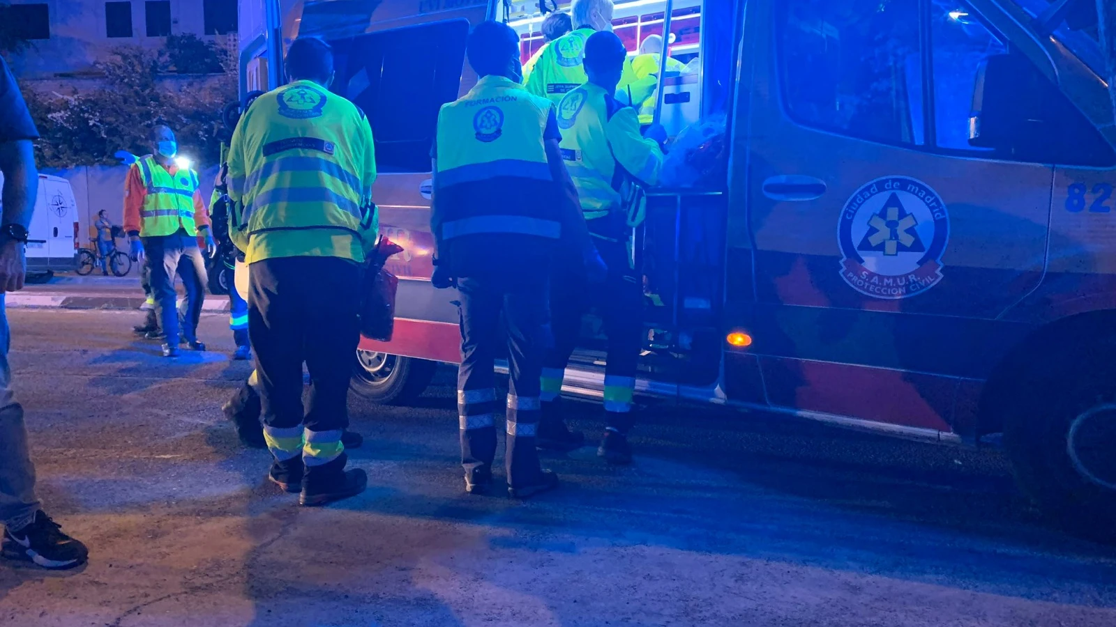Lugar de los hechos tras el choque del joven con el autob&uacute;s