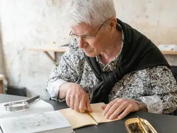 Imagen de archivo de una persona mayor estudiando