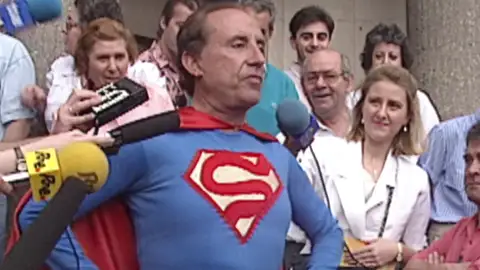 El show de Ruiz-Mateos: disfraces y declaraciones provocadoras en su etapa más mediática El show de Ruiz-Mateos: disfraces y declaraciones provocadoras en su etapa más mediática