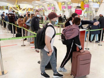 La mascarilla en aeropuertos y aviones dejará de ser obligatoria el 16 de mayo