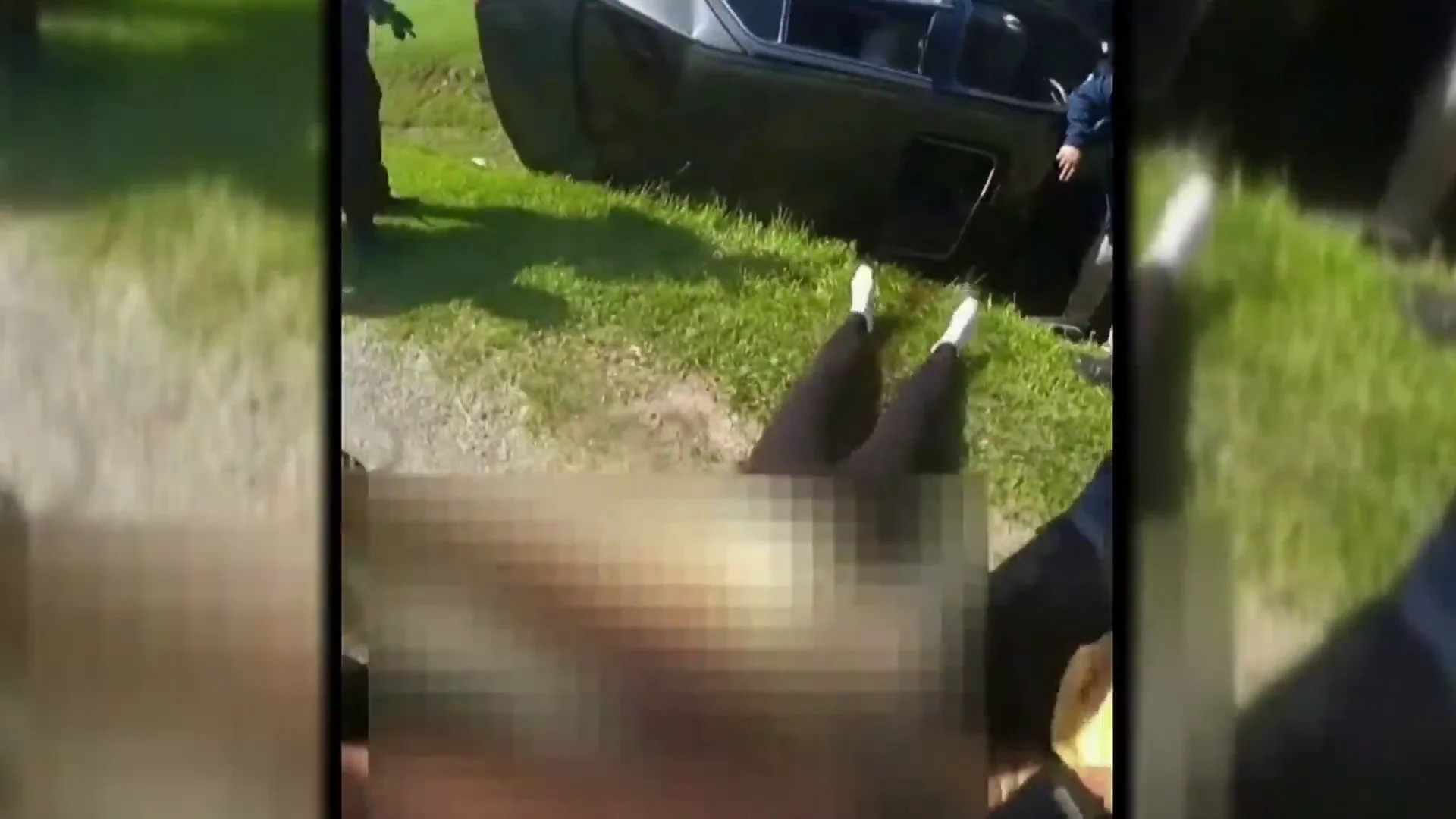 Saca del coche a la mujer