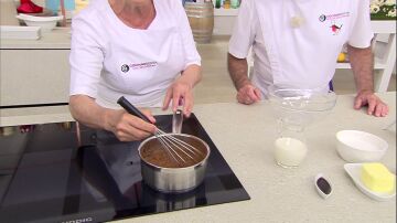 Calienta el agua con el cacao