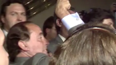 Ruiz-Mateos, Boyer y el puñetazo más famoso de la historia: “¡Que te pego, leche!” Ruiz-Mateos, Boyer y el puñetazo más famoso de la historia: “¡Que te pego, leche!”