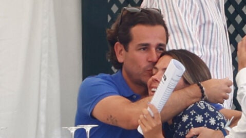 Laura Matamoros, muy cariñosa con un amigo