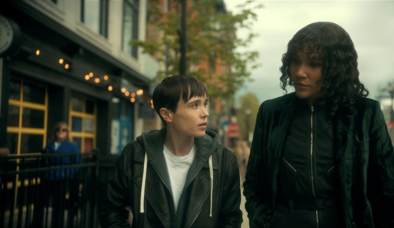 Elliot Page y Emmy Raver-Lampman en la temporada 3 de 'Umbrella Academy'