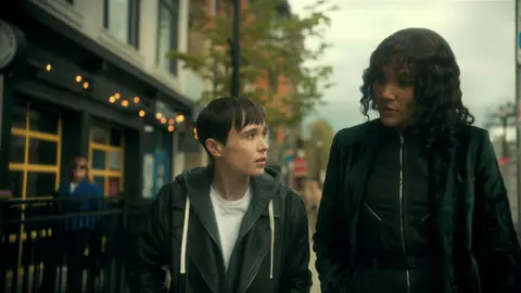 Elliot Page y Emmy Raver-Lampman en la temporada 3 de 'Umbrella Academy' Elliot Page y Emmy Raver-Lampman en la temporada 3 de 'Umbrella Academy'