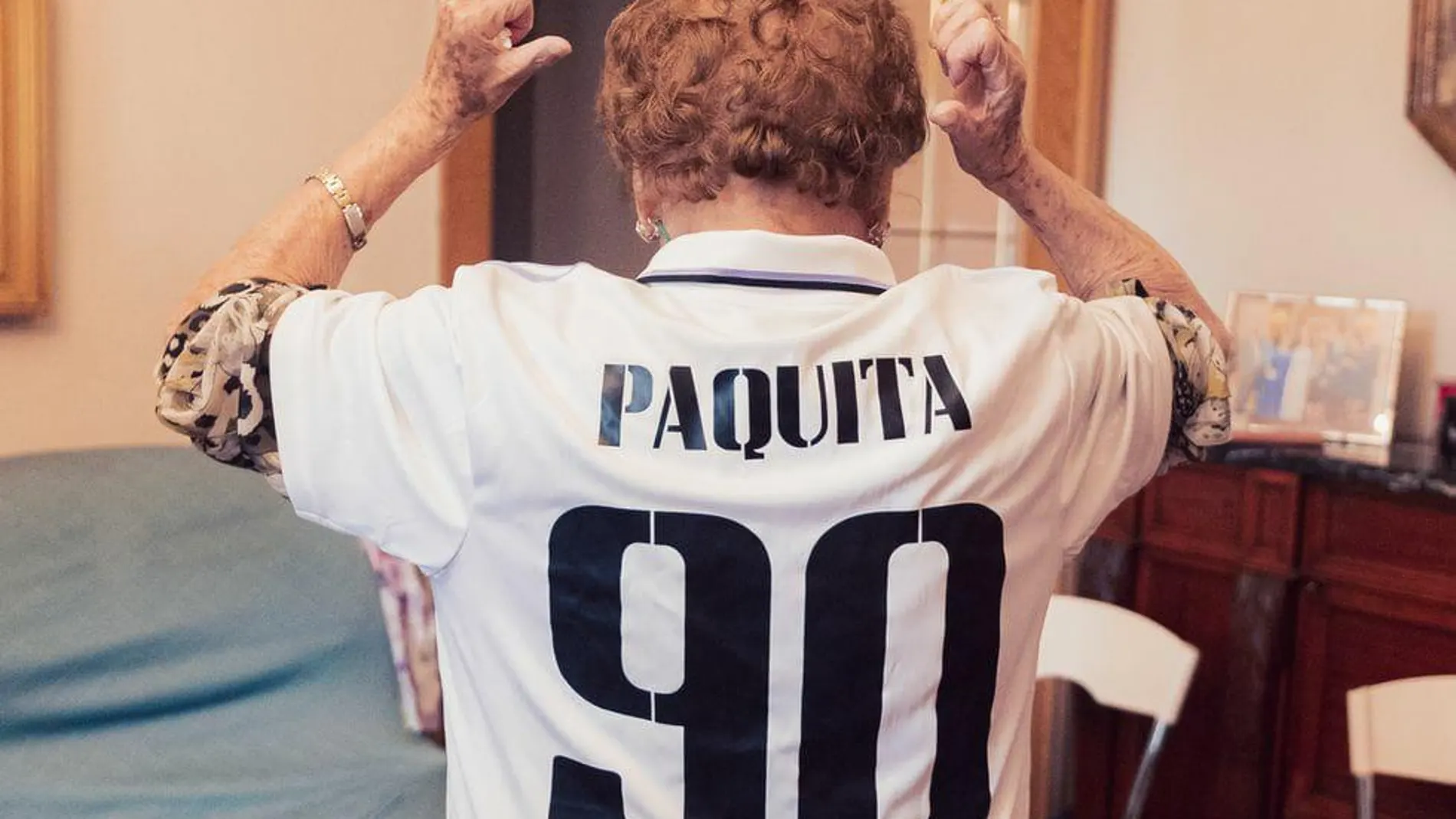 Rodrigo cumple el sueño de 'Paquita', la abuela de 90 años que suspira por el Real Madrid Rodrigo cumple el sueño de 'Paquita', la abuela de 90 años que suspira por el Real Madrid