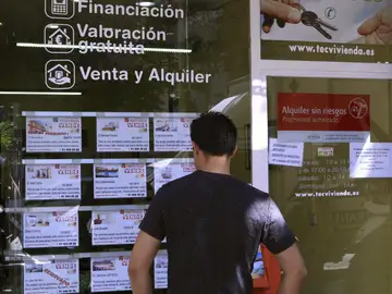 Vista de un escaparate de una inmobiliaria en Madrid
