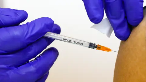 Imagen de archivo de una inyección de una vacuna Imagen de archivo de una inyección de una vacuna