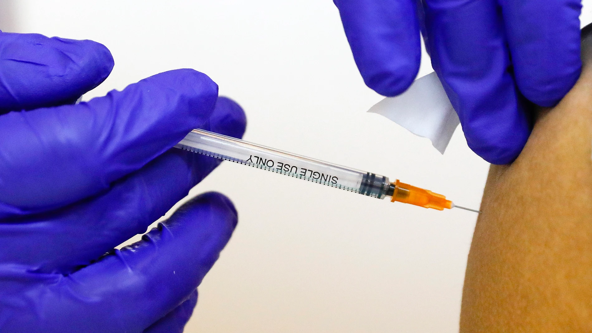 Imagen de archivo de una inyección de una vacuna