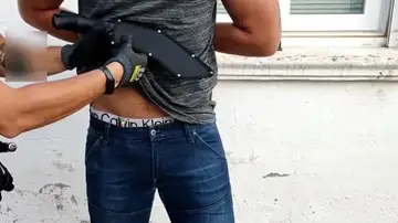 De fiesta con un machete y un arma de fuego De fiesta con un machete y un arma de fuego