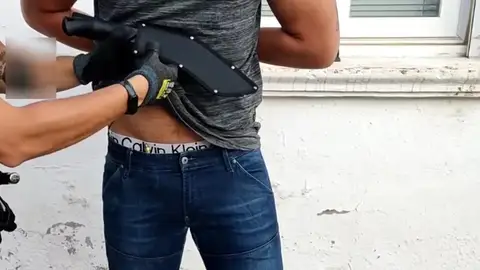 De fiesta con un machete y un arma de fuego De fiesta con un machete y un arma de fuego