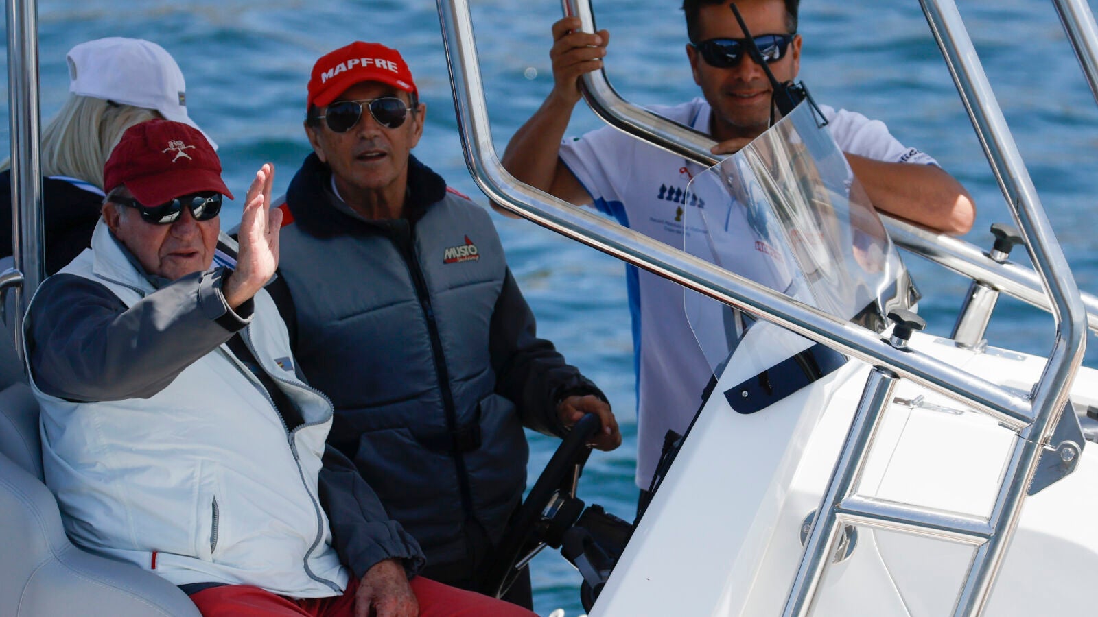 El rey emérito completa su primer día en España navegando en alta mar y aclamado en Sanxenxo