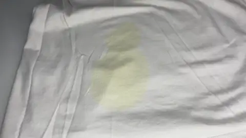 Cómo eliminar las manchas amarillas de la ropa blanca Cómo eliminar las manchas amarillas de la ropa blanca