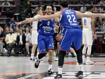 El Efes termina con el sueño del Madrid en Europa y conquista la Euroliga por segundo año seguido El Efes termina con el sueño del Madrid en Europa y conquista la Euroliga por segundo año seguido