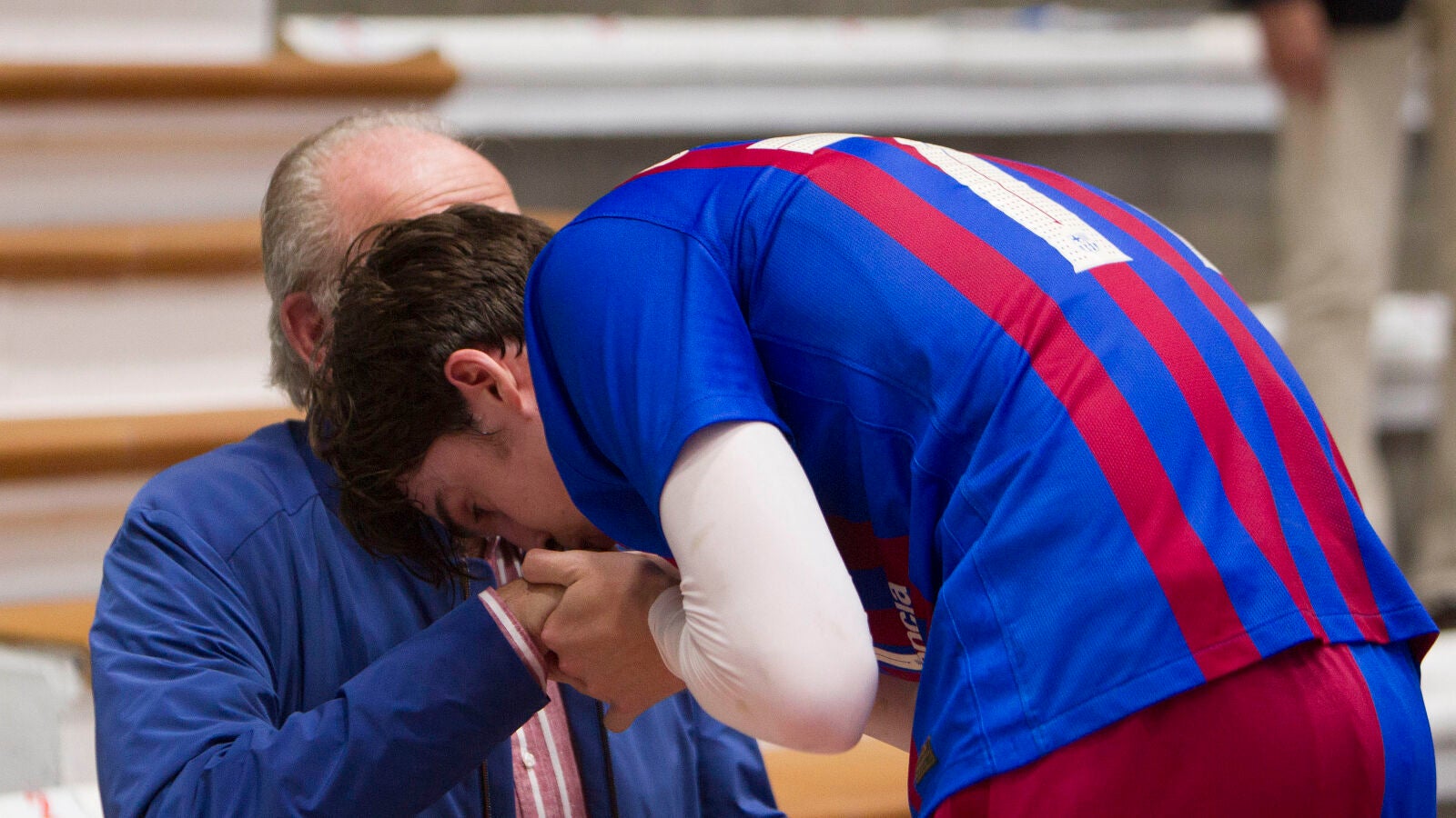 El abrazo entre el rey emérito y su nieto Pablo Urdangarin tras reencontrarse en Pontevedra