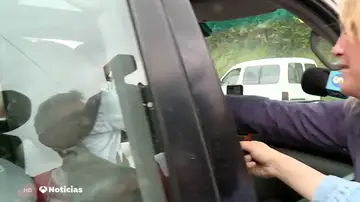 La broma del rey emérito a una reportera de Antena 3 Noticias: "Que me llevo el micrófono" La broma del rey emérito a una reportera de Antena 3 Noticias: "Que me llevo el micrófono"