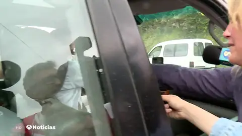 La broma del rey emérito a una reportera de Antena 3 Noticias: "Que me llevo el micrófono" La broma del rey emérito a una reportera de Antena 3 Noticias: "Que me llevo el micrófono"