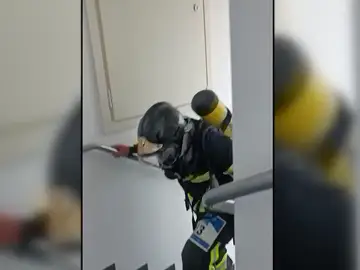 La espectacular carrera vertical de los bomberos en una torre de Madrid