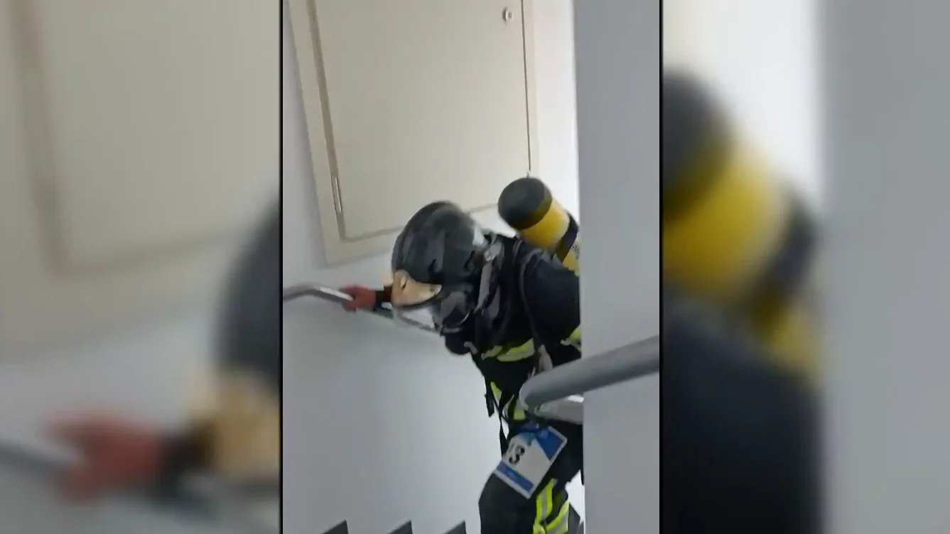 La espectacular carrera vertical de los bomberos en una torre de Madrid