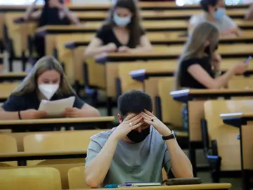 Estudiantes momentos antes de un examen Estudiantes momentos antes de un examen