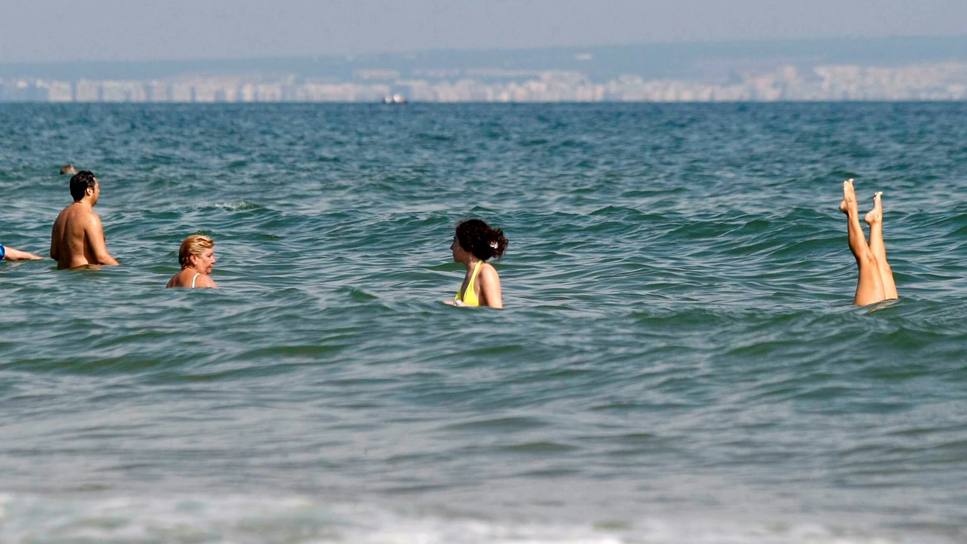 Imagen de archivo de bañistas en la playa de Guardamar de Segura (Alicante). 