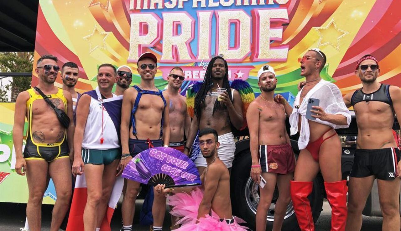  varios participantes del "Gay Pride de Maspalomas" en 2022