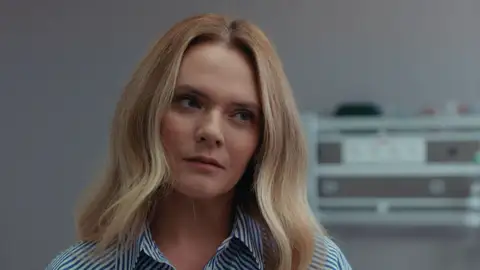 Leyla acude como paciente a la consulta de la doctora Asya: ¿Qué es lo que pretende? Leyla acude como paciente a la consulta de la doctora Asya: ¿Qué es lo que pretende?