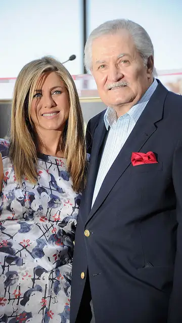 Jennifer Aniston junto a su padre, John Aniston Jennifer Aniston junto a su padre, John Aniston