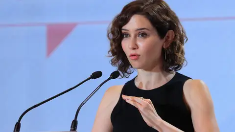 La presidenta de la Comunidad de Madrid, Isabel Díaz Ayuso, durante su intervención en el desayuno informativo organizado por el diario digital El Debate La presidenta de la Comunidad de Madrid, Isabel Díaz Ayuso, durante su intervención en el desayuno informativo organizado por el diario digital El Debate