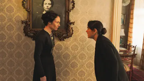 ¡Safiye, fuera de sí, intenta deshacerse para siempre del fantasma de su madre, pero lo confunde su padre! ¡Safiye, fuera de sí, intenta deshacerse para siempre del fantasma de su madre, pero lo confunde su padre!