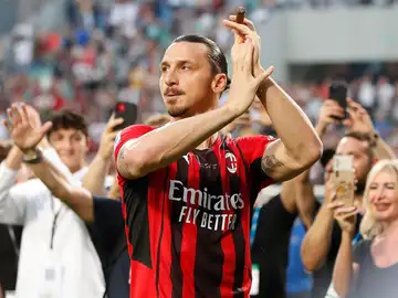 El show de Ibrahimovic tras ganar la Serie A con el Milan El show de Ibrahimovic tras ganar la Serie A con el Milan