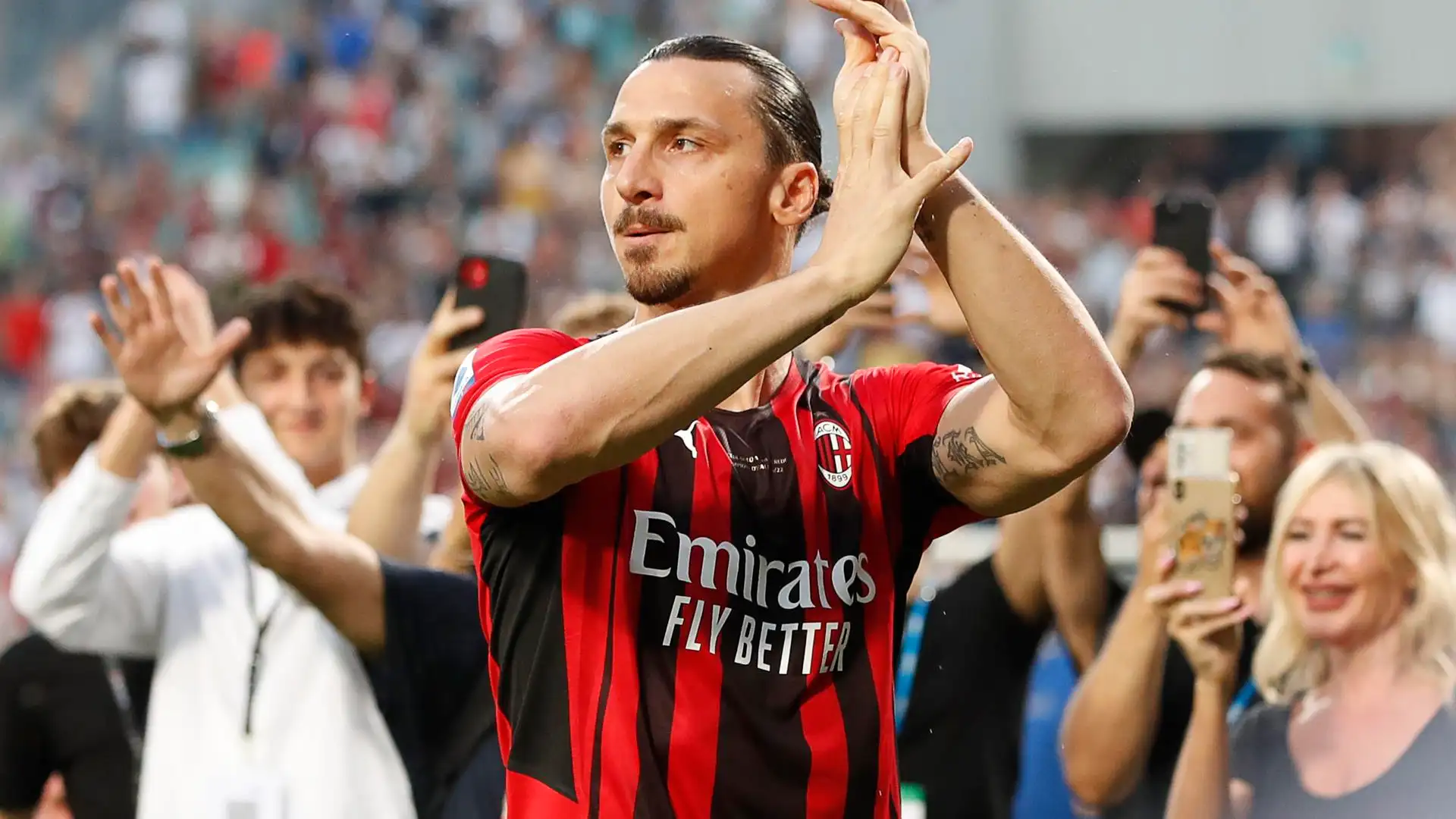El show de Ibrahimovic tras ganar la Serie A con el Milan El show de Ibrahimovic tras ganar la Serie A con el Milan
