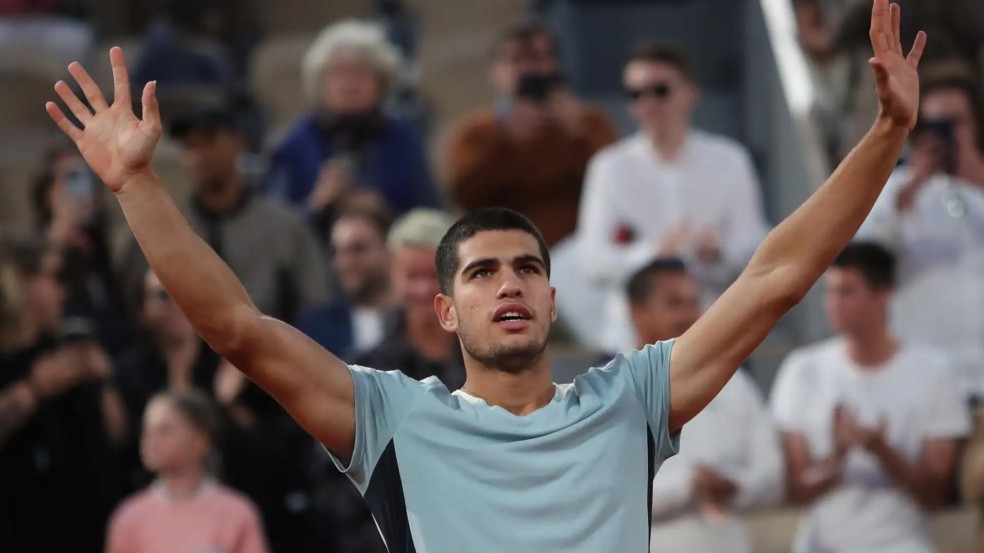 Alcaraz resuelve con solvencia su estreno en Roland Garros y Muguruza se desmorona