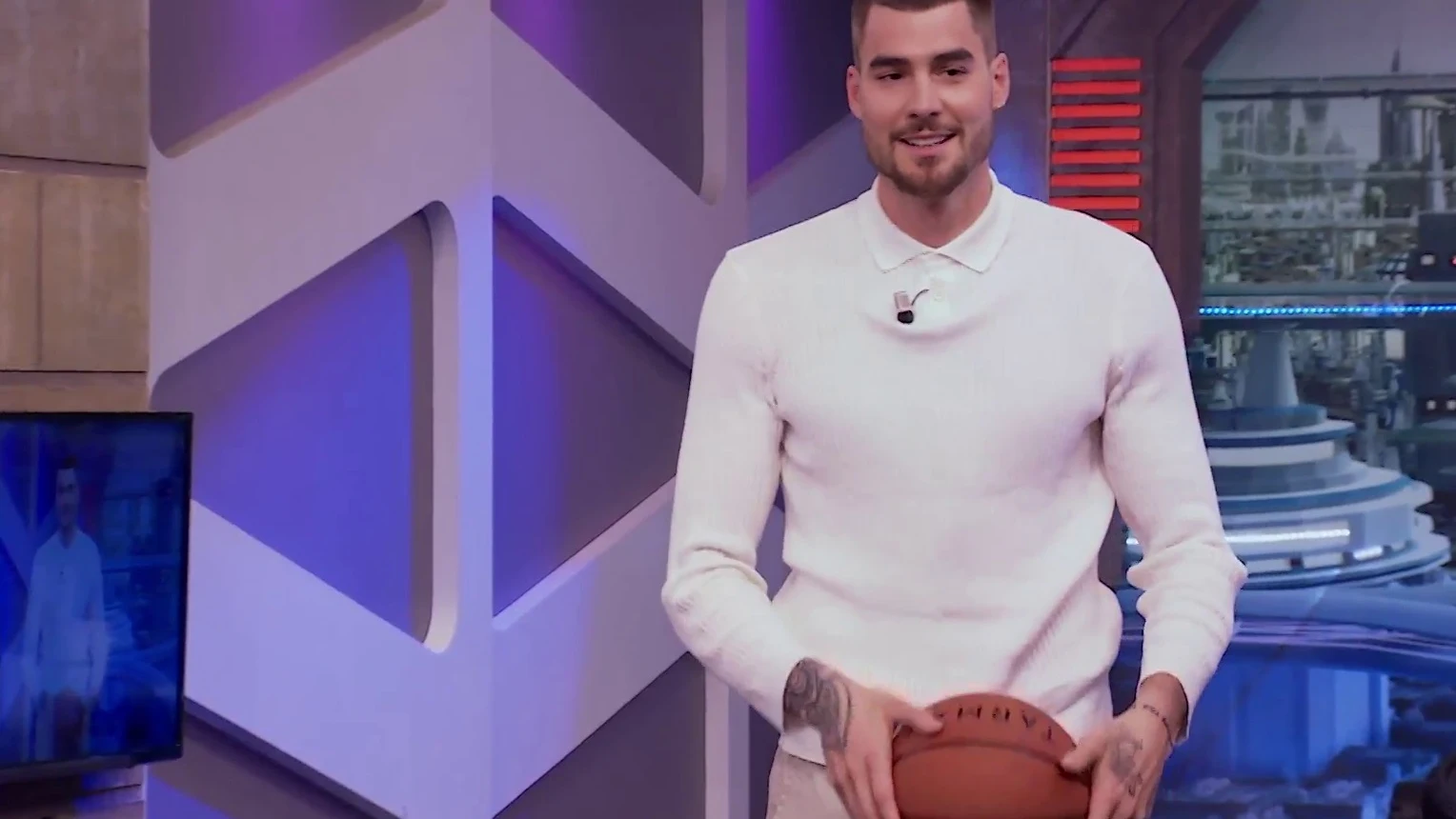 Cara a cara inédito en 'El Hormiguero 3.0': ¡Juancho Hernangómez y Pablo Motos se retan al baloncesto! Cara a cara inédito en 'El Hormiguero 3.0': ¡Juancho Hernangómez y Pablo Motos se retan al baloncesto!