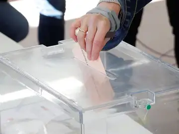 Persona introduciendo su voto en la urna Persona introduciendo su voto en la urna